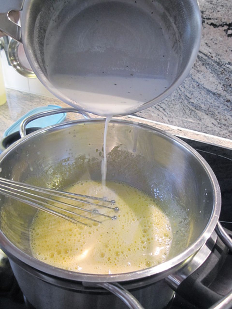 Kochtipp: Unter Rühren fügt ihr die Vanillemilch zu der Eiercreme