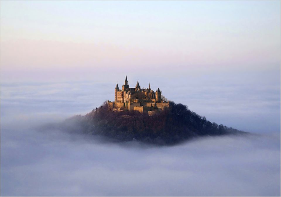 Wie Jim Knopfs Lummerland aus dem Meer ragt die Burg Hohenzollern auf der Schwäbischen Alb aus dem Nebel empor. Mit diesem Wintermotiv gewinnt GEO-Leser Günter Hohensträter aus Horb den GEO.de-Wettbewerb im Juni