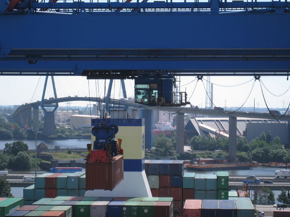 Beruf: Ein Container wird mit dem Spreader vom Schiff gelöscht Beruf: Ein Container wird mit dem Spreader vom Schiff gelöscht