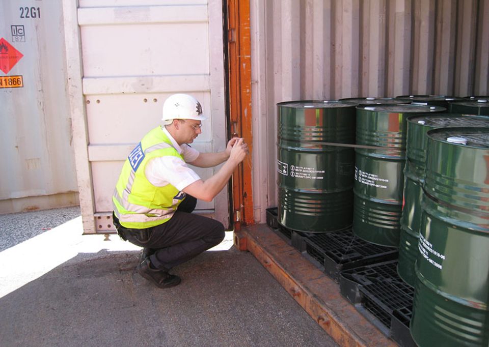 Wasserschutzpolizei: Matthias Flade schaut sich den Container genau an