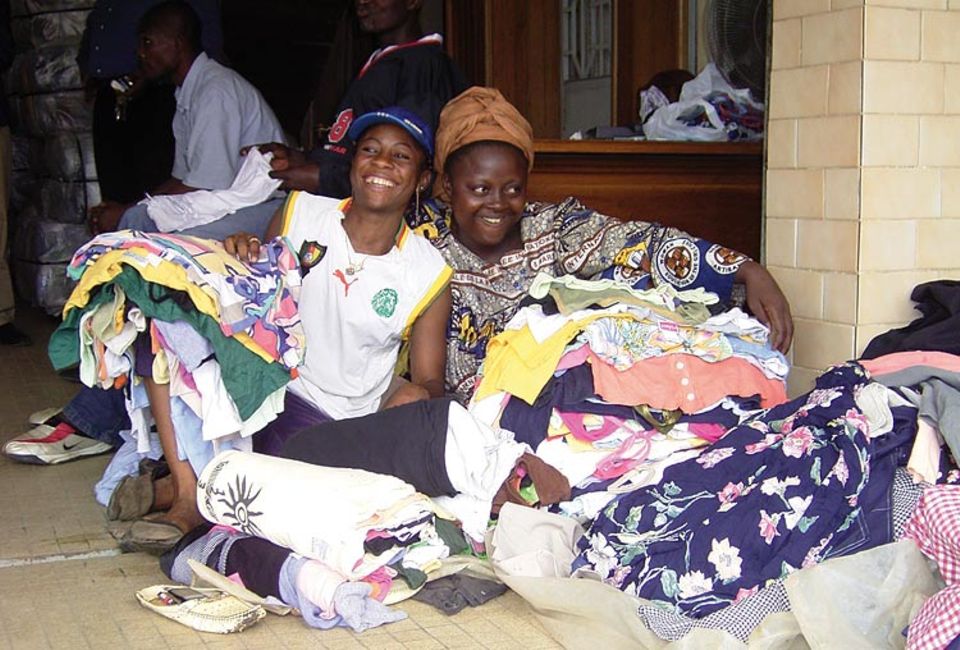 Altkleidersammlungen: Second-Hand-Textilien spielen in Afrika eine große Rolle. Denn viele Menschen können sich Neuware nicht leisten Altkleidersammlungen: Second-Hand-Textilien spielen in Afrika eine große Rolle. Denn viele Menschen können sich Neuware nicht leisten