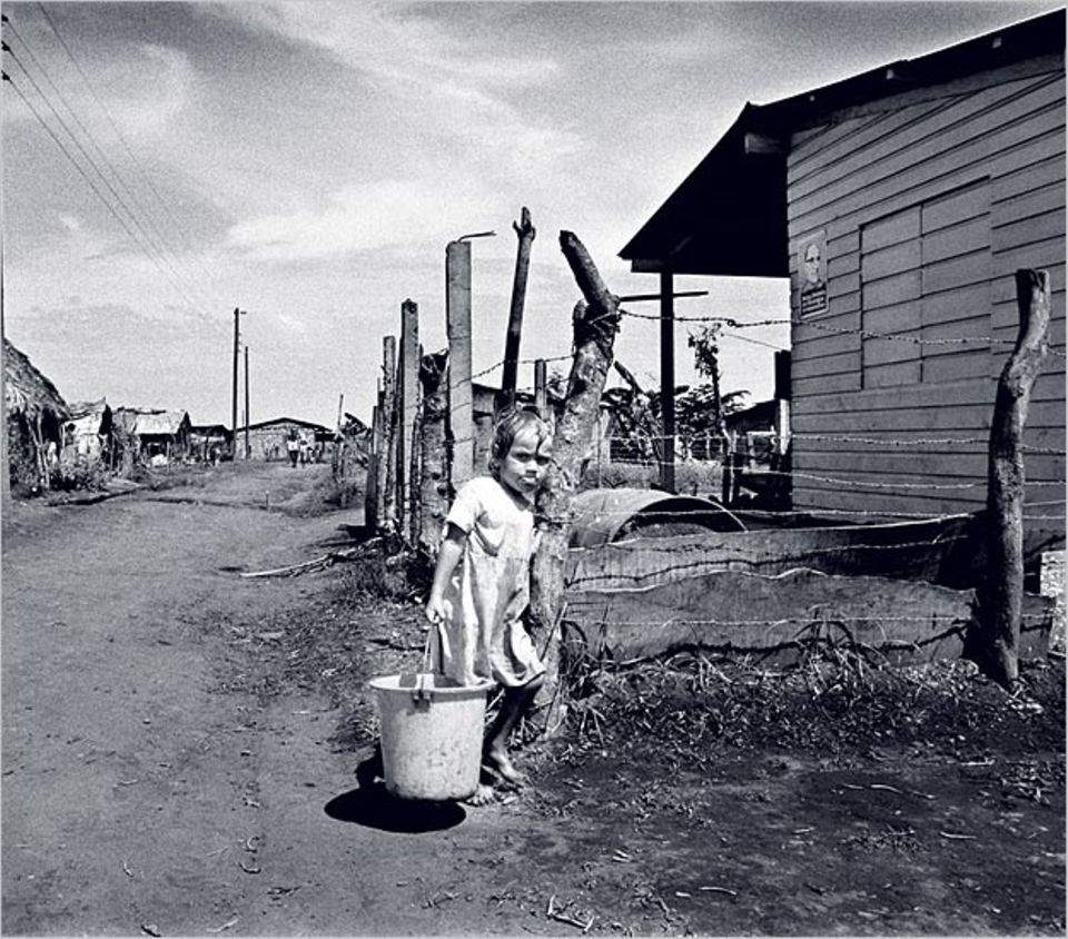 Mit trotziger Entschlossenheit schleppt dieses Kind in Managua aus einer Zapfstelle einen Eimer Wasser für den täglichen Familienbedarf herbei. GEO-Leser Peter Hense aus Ratingen gewinnt mit der Aufnahme den GEO.de-Wettbewerb im Juli Mit trotziger Entschlossenheit schleppt dieses Kind in Managua aus einer Zapfstelle einen Eimer Wasser für den täglichen Familienbedarf herbei. GEO-Leser Peter Hense aus Ratingen gewinnt mit der Aufnahme den GEO.de-Wettbewerb im Juli