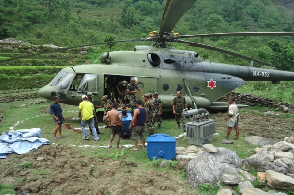 Ein Hubschrauber transportierte im Juni 2012 den Generator und die Turbine an ihren künftigen Einsatzort in Pasagaun