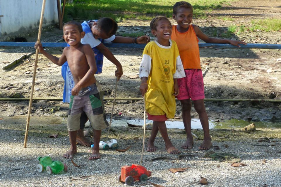 Kinder in Warimak spielen mit selbst gebastelten Autos aus Plastikflaschen Kinder in Warimak spielen mit selbst gebastelten Autos aus Plastikflaschen