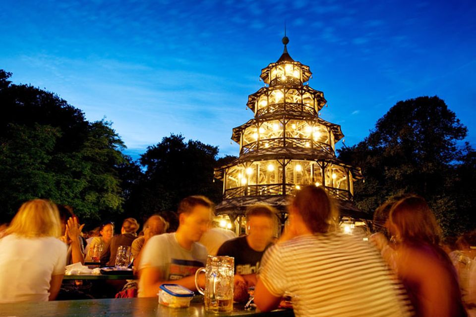 Städtereise: Im Chinesischen Turm gibt es statt Brezeln Sushi und Wok-Gemüse statt Weißwurst Städtereise: Im Chinesischen Turm gibt es statt Brezeln Sushi und Wok-Gemüse statt Weißwurst