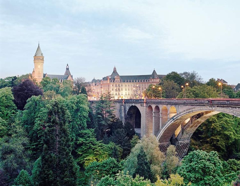 Städtereise: Früher Sitz der Benediktinermönche, dann Gefängnis, heute ein Kulturzentrum: Die Abtei Neumünster steht am Ufer der Alzette im Stadtteil Grund. Oben links: der Bockfelsen Städtereise: Früher Sitz der Benediktinermönche, dann Gefängnis, heute ein Kulturzentrum: Die Abtei Neumünster steht am Ufer der Alzette im Stadtteil Grund. Oben links: der Bockfelsen