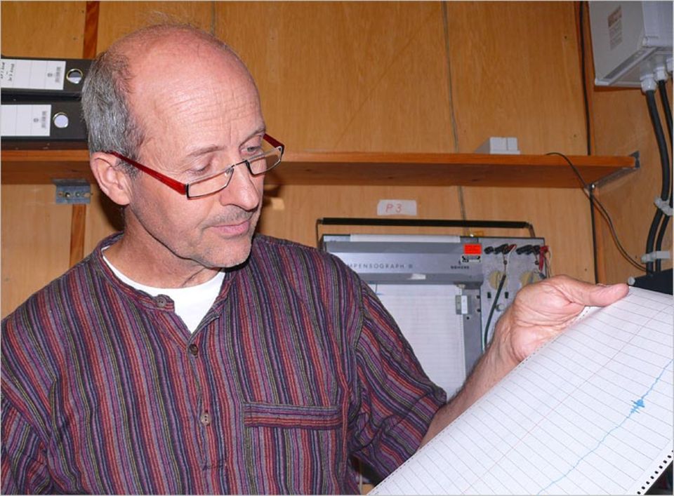 Geophysik: Rudolf Widmer-Schnidrig studiert die Aufzeichnungen eines Seismographen Geophysik: Rudolf Widmer-Schnidrig studiert die Aufzeichnungen eines Seismographen