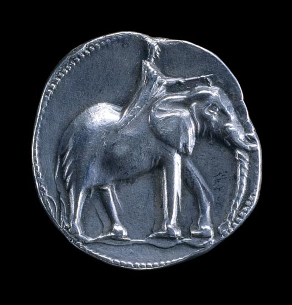 218 v. Chr. führt Hannibal Zehntausende Kämpfer und Dutzende Kriegselefanten - oben eine Darstellung auf einem silbernen karthagischen Scheckel - über die Alpen zur Invasion Italiens 218 v. Chr. führt Hannibal Zehntausende Kämpfer und Dutzende Kriegselefanten - oben eine Darstellung auf einem silbernen karthagischen Scheckel - über die Alpen zur Invasion Italiens