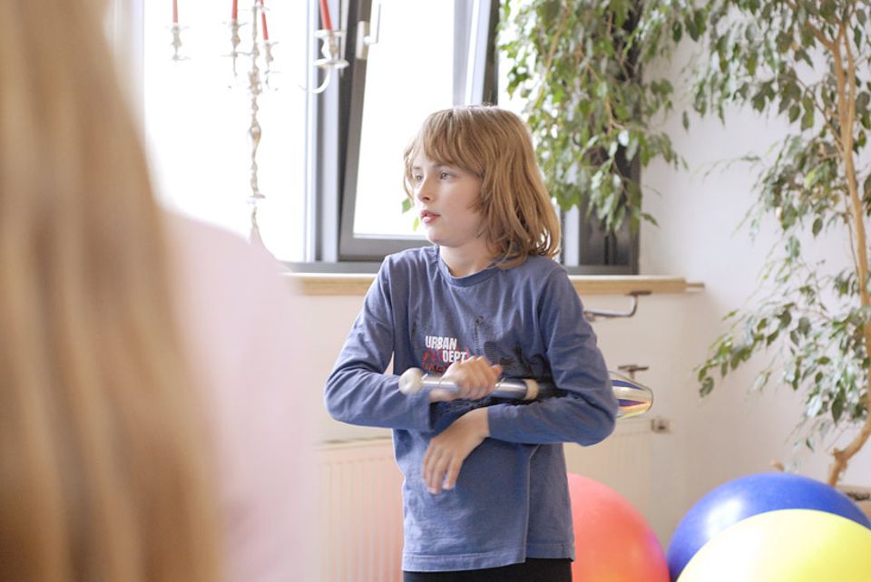 Zirkusschule: ... wie hier das Werfen einer Keule Zirkusschule: ... wie hier das Werfen einer Keule