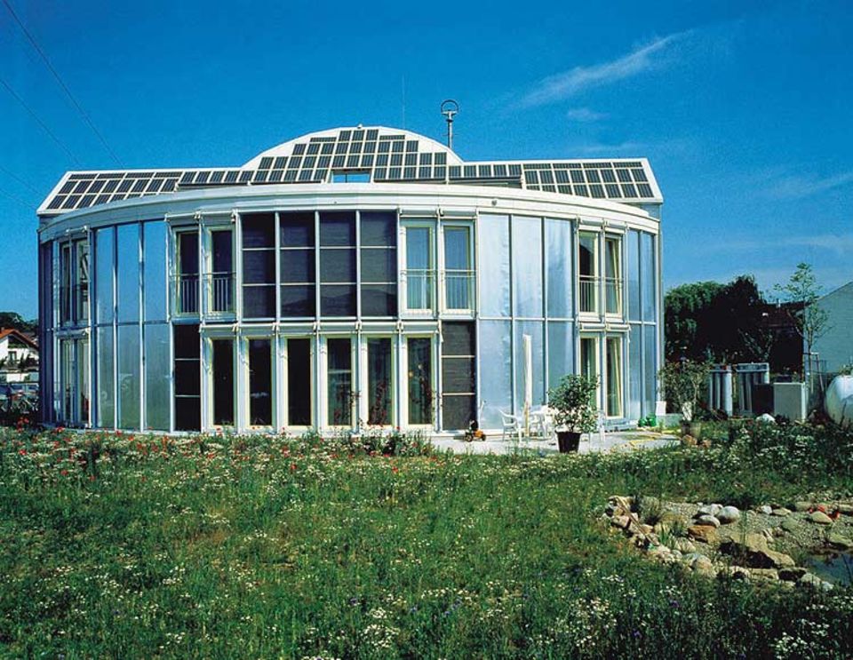 Ein wissenschaftliches Projekt der 90er-Jahre: Im energieautarken Solarhaus Freiburg lebte eine Familie über vier Jahre zu Testzwecken Ein wissenschaftliches Projekt der 90er-Jahre: Im energieautarken Solarhaus Freiburg lebte eine Familie über vier Jahre zu Testzwecken