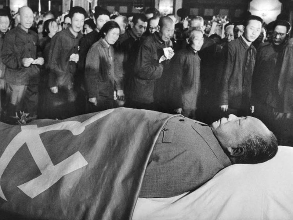 Zwei Tage nach seinem Tod am 9. September 1976 liegt Mao aufgebahrt in der Großen Halle des Volkes. Seine Ärzte haben zuvor den Leichnam mit einer Überdosis Chemikalien zu präparieren versucht