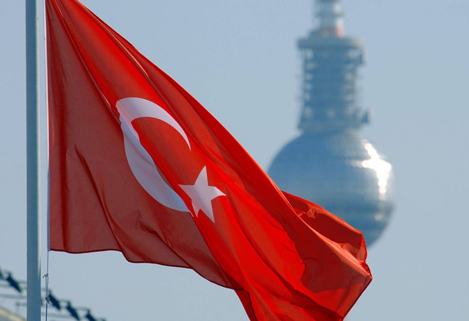 Tourismus: Die Flagge der Türkei vor dem Berliner Fernsehturm