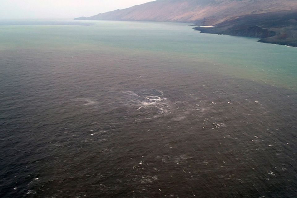 Vulkanismus: Nahe der Ortschaft La Restinga verfärbt sich das Meer durch die unterseeischen Lava- und Gaseruptionen Vulkanismus: Nahe der Ortschaft La Restinga verfärbt sich das Meer durch die unterseeischen Lava- und Gaseruptionen