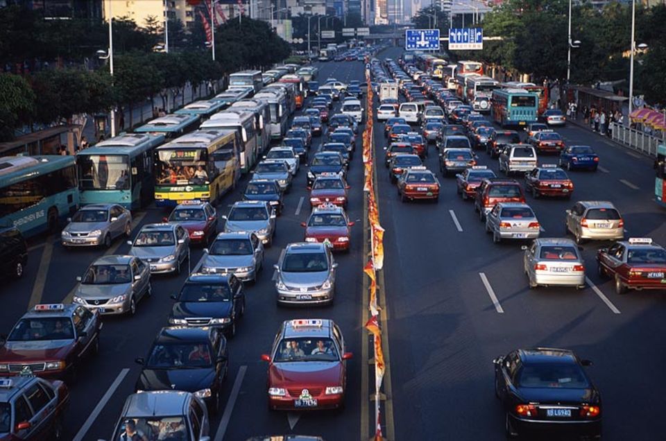 Verkehr: Je kleiner das Land und je größer der Grad der Verstädterung, desto mehr Autos. Weltweit kam 2010 ein Auto auf 6,75 Menschen Verkehr: Je kleiner das Land und je größer der Grad der Verstädterung, desto mehr Autos. Weltweit kam 2010 ein Auto auf 6,75 Menschen