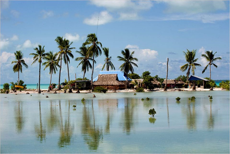 Klimawandel: Im November 2009 kam es auf der Kiribati-Insel Tarawa nach heftigen Stürmen zu Überschwemmungen Klimawandel: Im November 2009 kam es auf der Kiribati-Insel Tarawa nach heftigen Stürmen zu Überschwemmungen