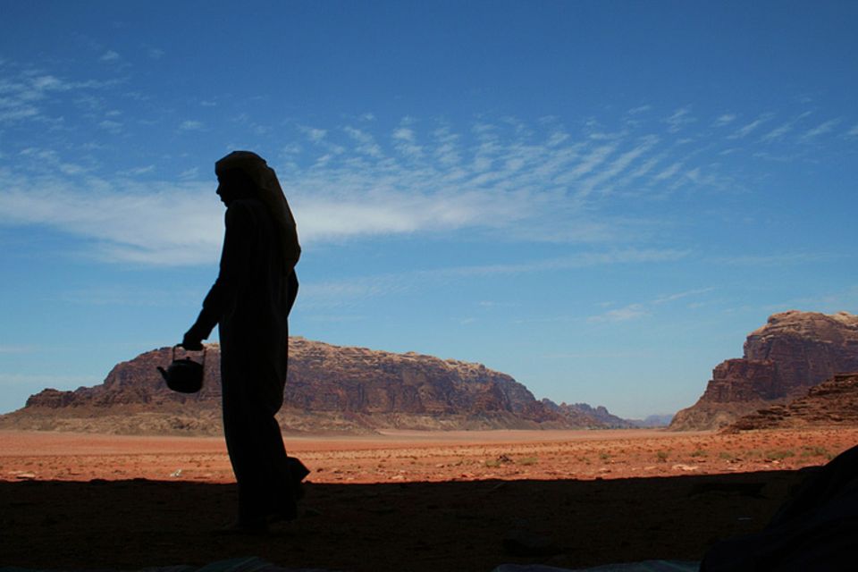 Mittagspause im Wadi Rum: Diese Aufnahme von der Silhouette eines Beduinen, der gerade Tee zubereiten will, entstand bei einer Reise durch die jordanische Wüste. GEO-Leser Johannes Reeh aus Freising gewinnt damit den GEO.de-Wettbewerb im Januar