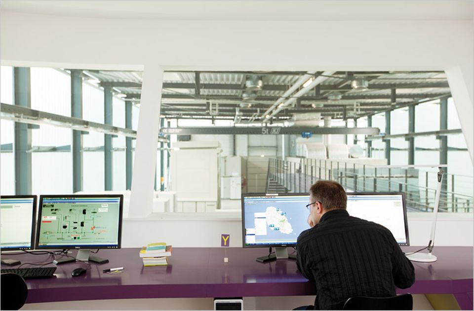 Energietechnik: In dieser Halle wird gerade die Azoren-Insel Graciosa mit Strom versorgt - theoretisch und im Maßstab 1 : 3 Energietechnik: In dieser Halle wird gerade die Azoren-Insel Graciosa mit Strom versorgt - theoretisch und im Maßstab 1 : 3