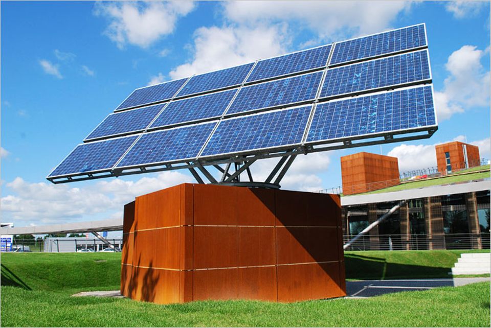 Energietechnik: Bewegliche Solarpanels und Spezial-Akkus sorgen für gute Stromausbeute und -speicherung Energietechnik: Bewegliche Solarpanels und Spezial-Akkus sorgen für gute Stromausbeute und -speicherung
