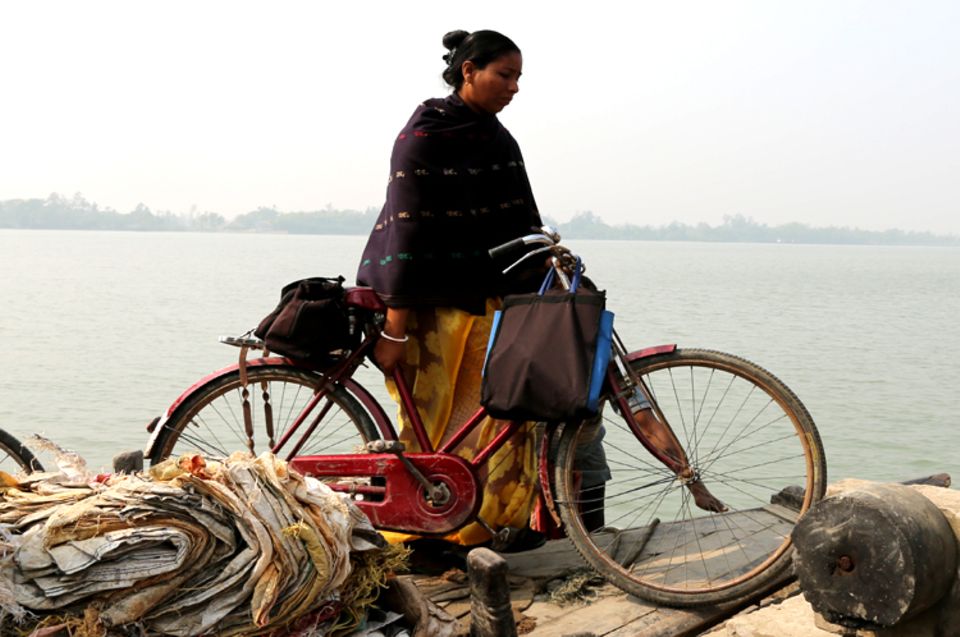 Indien: Die Leiterin des Projekts unterwegs mit dem Fahrrad Indien: Die Leiterin des Projekts unterwegs mit dem Fahrrad