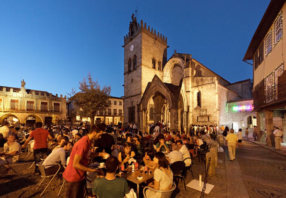 Städtereise: Sundowner mit Gottes Segen: Einheimische und Gäste lieben die Cafés vor der Igreja de Nossa Senhora da Oliveira in der Altstadt Städtereise: Sundowner mit Gottes Segen: Einheimische und Gäste lieben die Cafés vor der Igreja de Nossa Senhora da Oliveira in der Altstadt