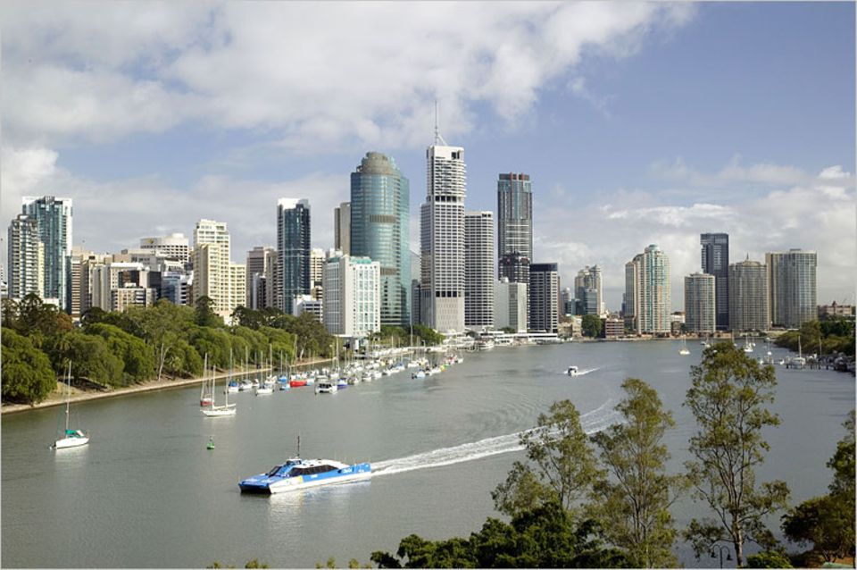 Städtereise: Hochstimmung in der Innenstadt: Blick von der Halbinsel Kangaroo Point über den Brisbane River auf die kleine Skyline Städtereise: Hochstimmung in der Innenstadt: Blick von der Halbinsel Kangaroo Point über den Brisbane River auf die kleine Skyline