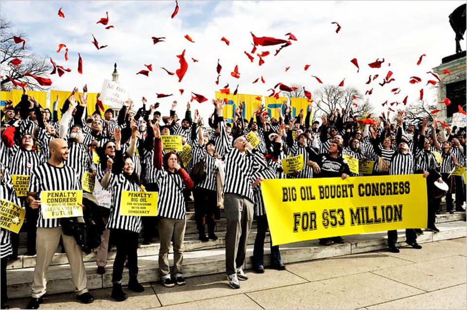 Im Januar 2012 protestieren Menschen vor dem Kapitol in Washington gegen eine Öl-Pipeline. Koordiniert war die Aktion von 350.org