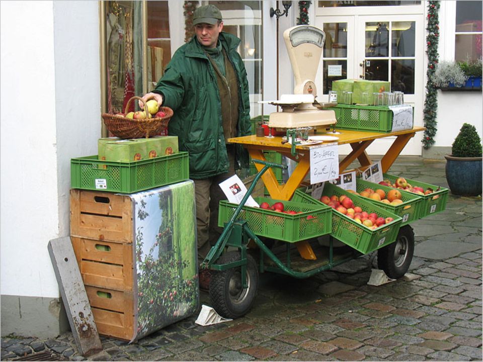 Obstbauer Alfred Helmig mit seinem mobilen Verkaufsstand