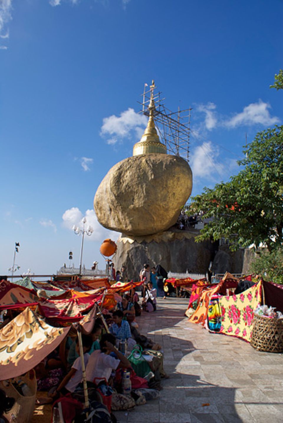 Myanmar: Angeblich halten nur zwei Haare Buddhas den Felsen im Gleichgewicht - damit ist der Golden Rock eine der wichtigsten Pilgerstätten im Land