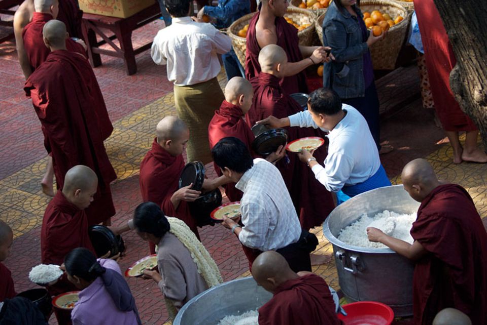 Myanmar: Mönchsspeisung in Amarapura Myanmar: Mönchsspeisung in Amarapura