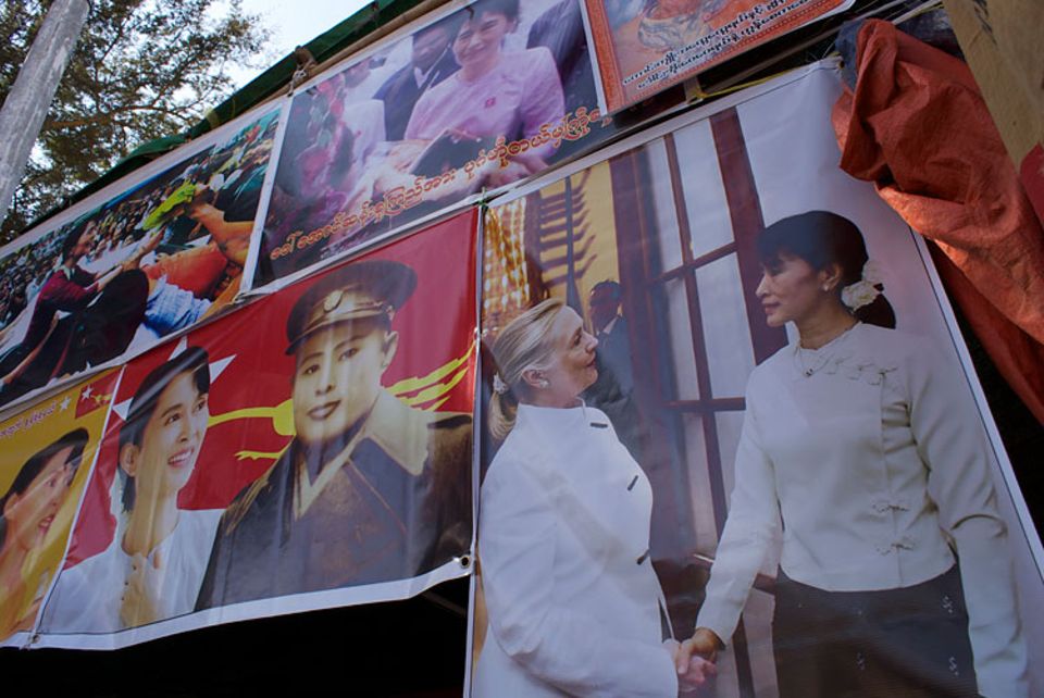 Myanmar: Vor ein paar Monaten wäre das Aufhängen eines Bildes von Aung San Suu Kyi noch Grund für eine Gefängnisstrafe gewesen. Inzwischen hängt es in fast jedem Restaurant und Teehaus Myanmar: Vor ein paar Monaten wäre das Aufhängen eines Bildes von Aung San Suu Kyi noch Grund für eine Gefängnisstrafe gewesen. Inzwischen hängt es in fast jedem Restaurant und Teehaus