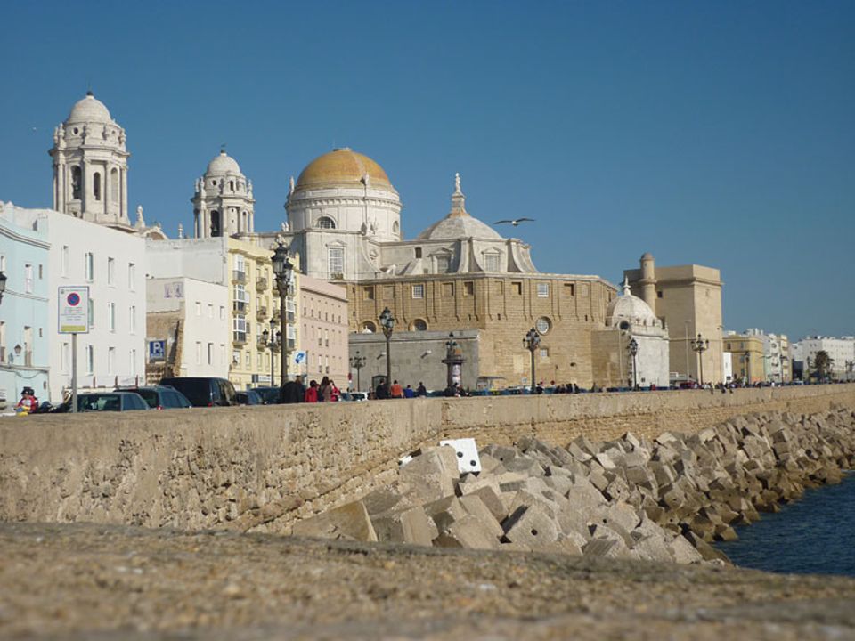 Andalusien: Cádiz liegt wie eine schwimmende Festung fast vollständig meerumschlungen im Atlantik und ist nur über eine schmale Landzunge mit dem Festland verbunden