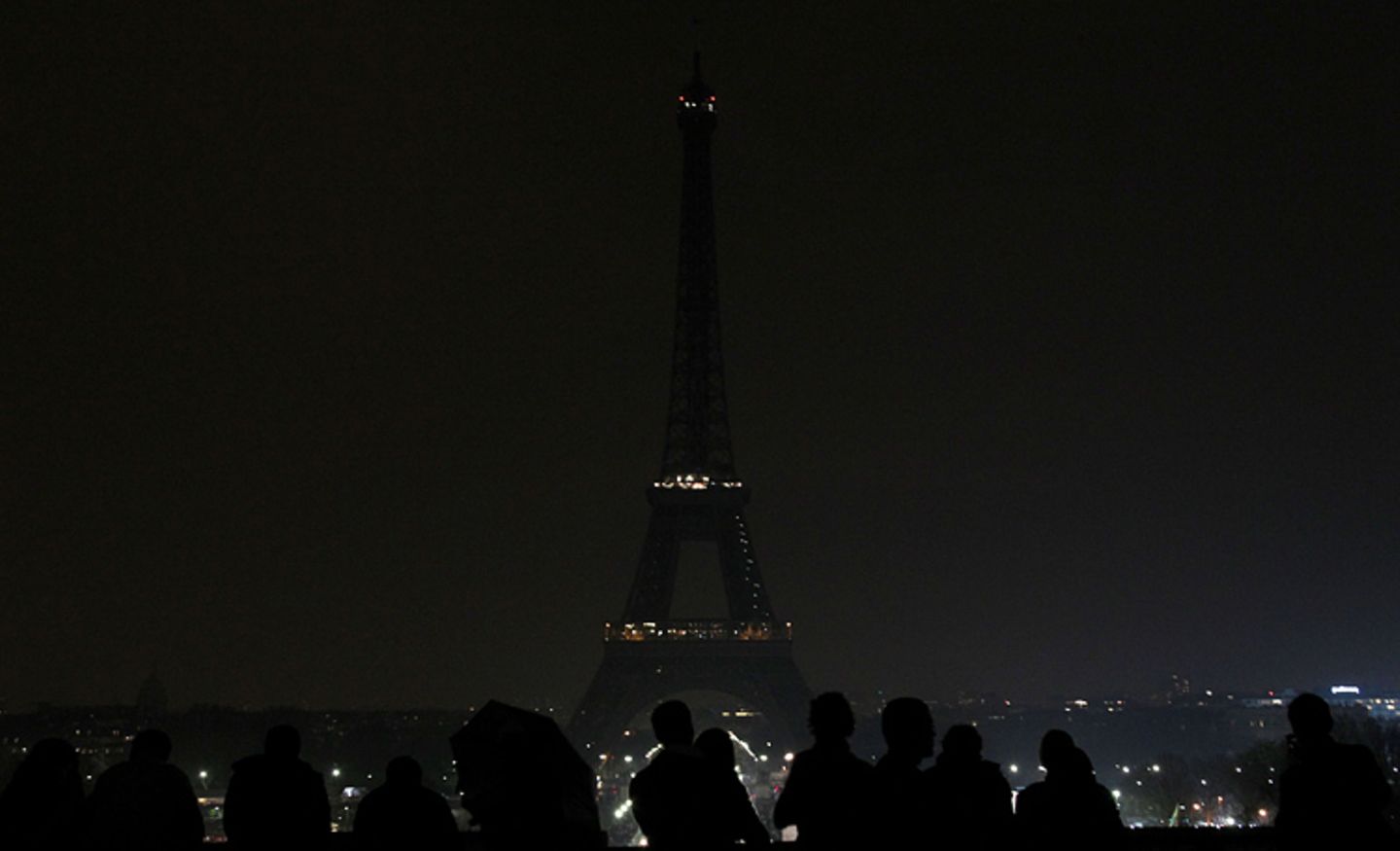 Earth Hour 2018: Paris im März 2011: Der Eiffelturm bleibt eine Stunde dunkel. Viele Franzosen kamen, um dort Anteil an der "Earth Hour" zu nehmen