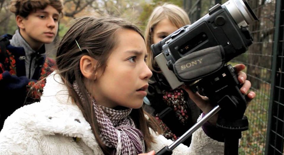 Stimmt die Einstellung? Videos zu drehen, ist für Kinder und Jugendliche eine spannende Herausforderung Stimmt die Einstellung? Videos zu drehen, ist für Kinder und Jugendliche eine spannende Herausforderung
