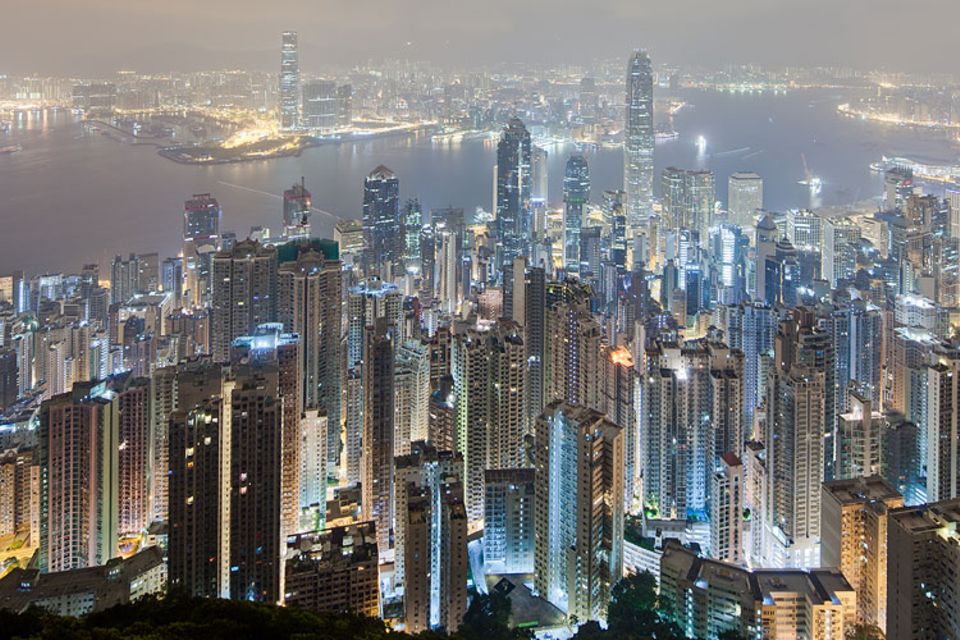 Interview: Die Lichtverschmutzung zeigt sich nicht nur in Großstädten wie hier in Hong Kong deutlich