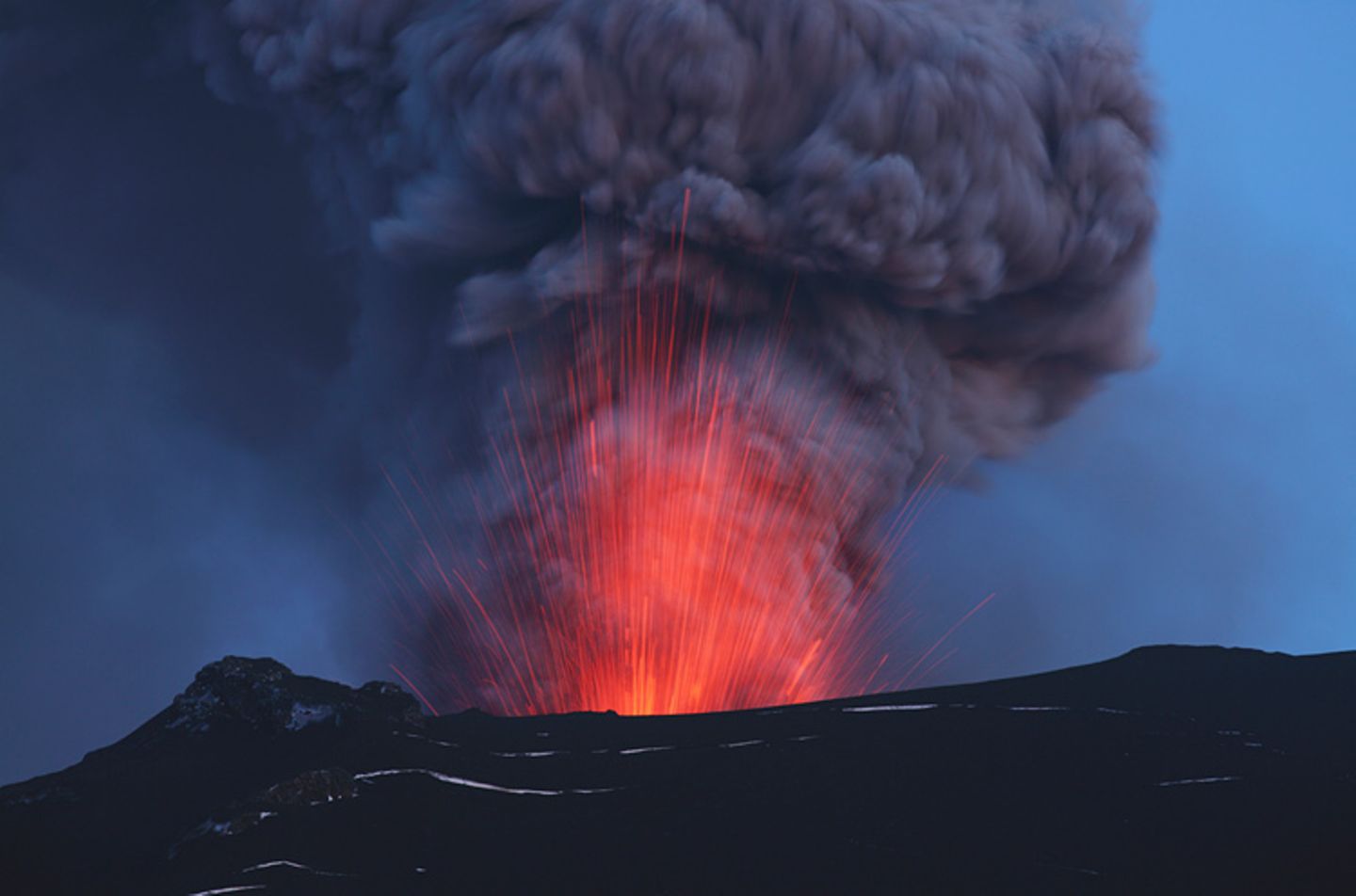 Kurz erklärt: Dass ein Vulkan bald ausbrechen wird, kündigen erste Signale an: Der Berg erzittert, Gestein, Wasserdampf und erste Aschewolken treten aus