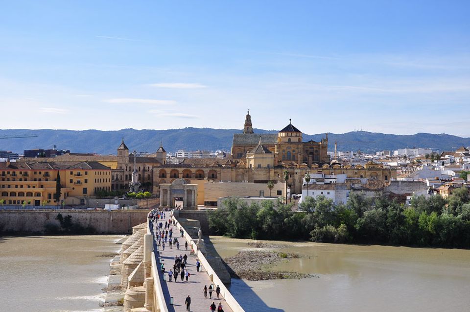 Aussicht vom ehemaligen Wehrturm „Torre da Calahorra“ auf die Stadt und die alles überragende Mezquita. Die römische Brücke war früher Teil der Handelsroute Via Augusta