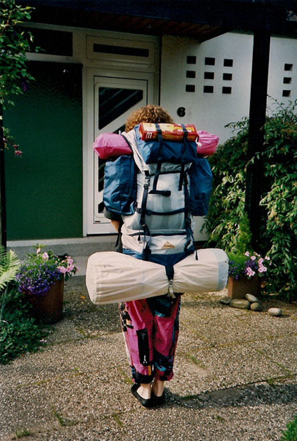 40 Jahre Interrail: Kaum noch zu erkennen: Unsere Zeitzeugin Inga Voller, 1988 unter den Lasten ihres Rucksackes 40 Jahre Interrail: Kaum noch zu erkennen: Unsere Zeitzeugin Inga Voller, 1988 unter den Lasten ihres Rucksackes