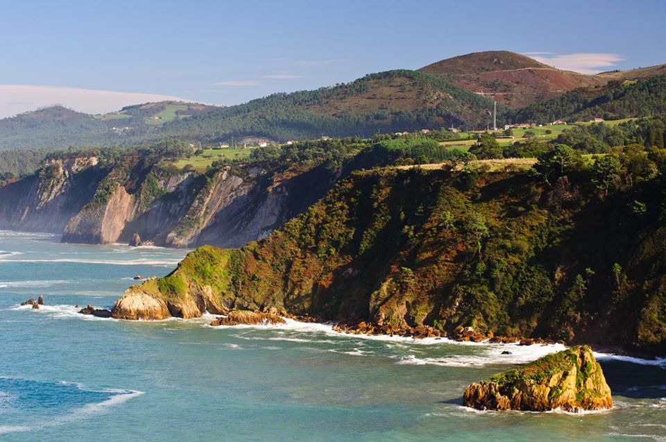 Die grünen Klippen der asturischen Küste erinnern an die Vegetation britischer Inseln Die grünen Klippen der asturischen Küste erinnern an die Vegetation britischer Inseln