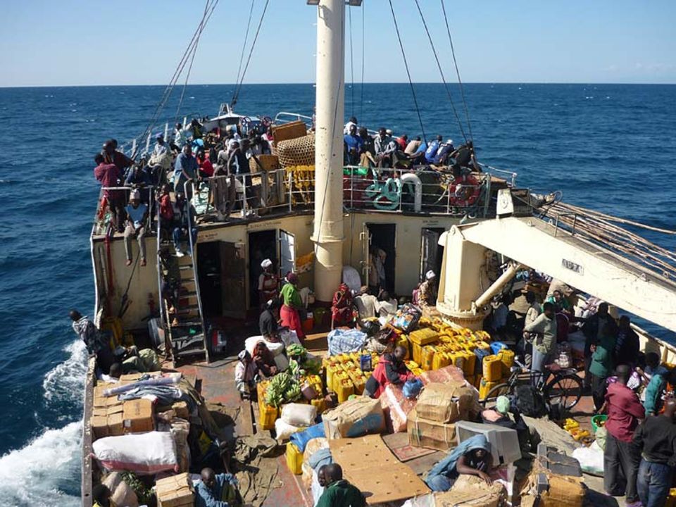 ZENTRALAFRIKA: Jeder Zentimeter Platz an Deck wird genutzt - die "Liemba" ist oft überladen ZENTRALAFRIKA: Jeder Zentimeter Platz an Deck wird genutzt - die "Liemba" ist oft überladen