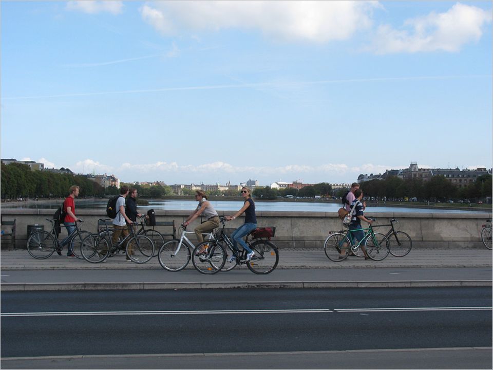 In Kopenhagen sieht man kaum eine Straße, auf der keine Radfahrer unterwegs sind In Kopenhagen sieht man kaum eine Straße, auf der keine Radfahrer unterwegs sind