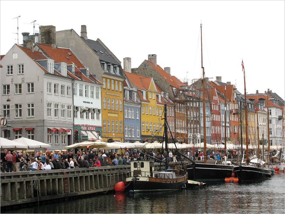 Nyhavn ist eine beliebte Hafenstraße, um Essen zu gehen oder sich einfach mit einem Bier ans Wasser zu setzen Nyhavn ist eine beliebte Hafenstraße, um Essen zu gehen oder sich einfach mit einem Bier ans Wasser zu setzen