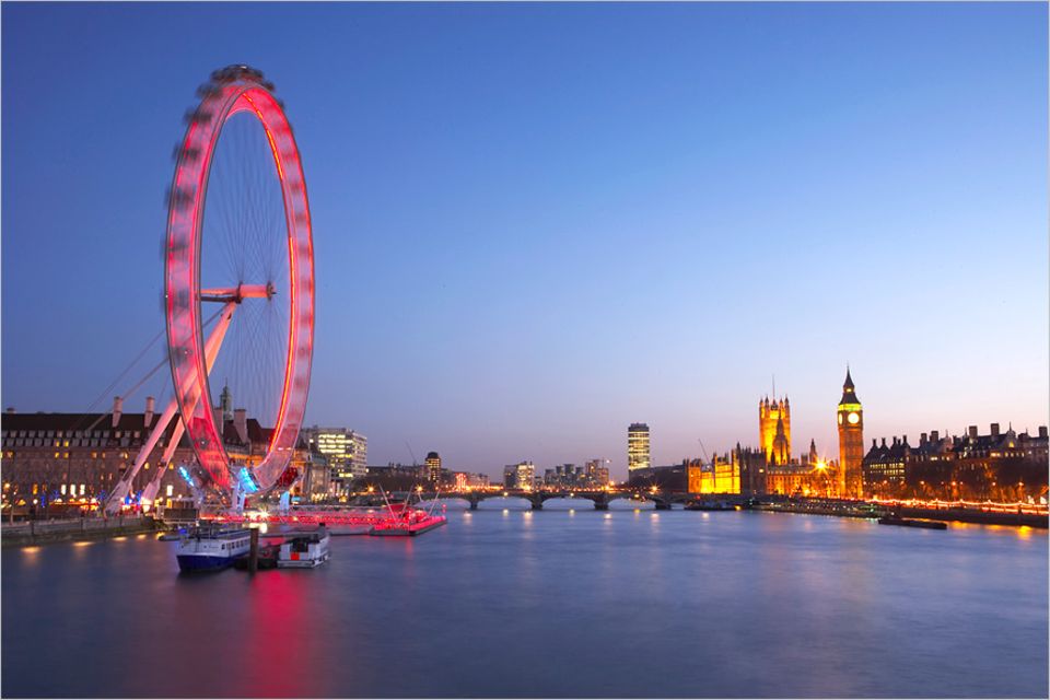 Tourismus-Trend: Das London Eye sollte sich eigentlich nur fünf Jahre drehen. Doch es erwies sich als sehr beliebt und ist nun schon seit 12 Jahren ein fester Programmpunkt für London-Besucher. Das größte Riesenrad steht in Singapur, 2015 soll das "New York Wheel" den Rekord brechen. Beijing, Berlin und Dubai haben ihre Riesenrad-Projekte dagegen eingestellt Tourismus-Trend: Das London Eye sollte sich eigentlich nur fünf Jahre drehen. Doch es erwies sich als sehr beliebt und ist nun schon seit 12 Jahren ein fester Programmpunkt für London-Besucher. Das größte Riesenrad steht in Singapur, 2015 soll das "New York Wheel" den Rekord brechen. Beijing, Berlin und Dubai haben ihre Riesenrad-Projekte dagegen eingestellt