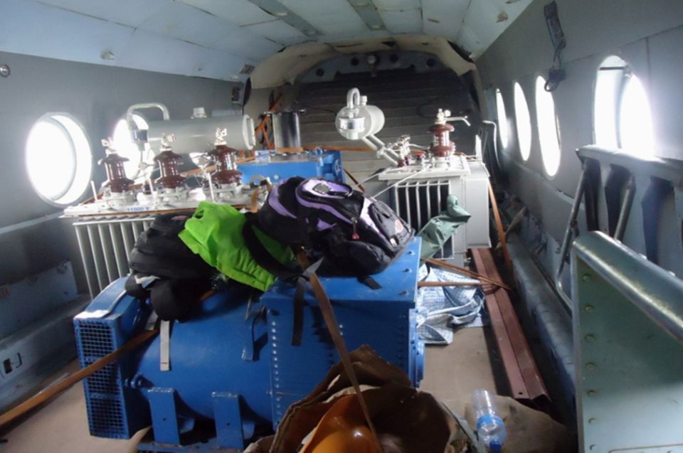 Mit dem Hubschrauber werden nur besonders schwere Maschinen, wie Turbine und Generator, in das Projektgebiet transportiert.