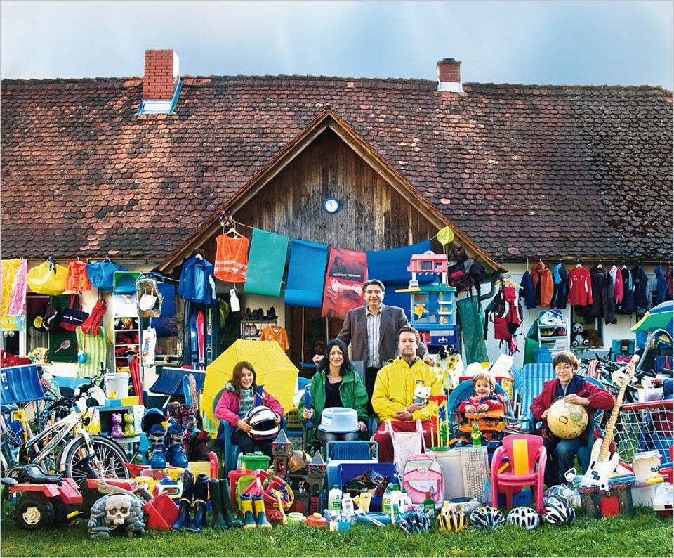 Umweltschutz: Plastikreichtum zum Abgewöhnen: Sandra Krautwaschl mit Mann Peter, ihren Kindern Marlene, Leonard und Samuel - und Filmemacher Werner Boote (hinten) Umweltschutz: Plastikreichtum zum Abgewöhnen: Sandra Krautwaschl mit Mann Peter, ihren Kindern Marlene, Leonard und Samuel - und Filmemacher Werner Boote (hinten)