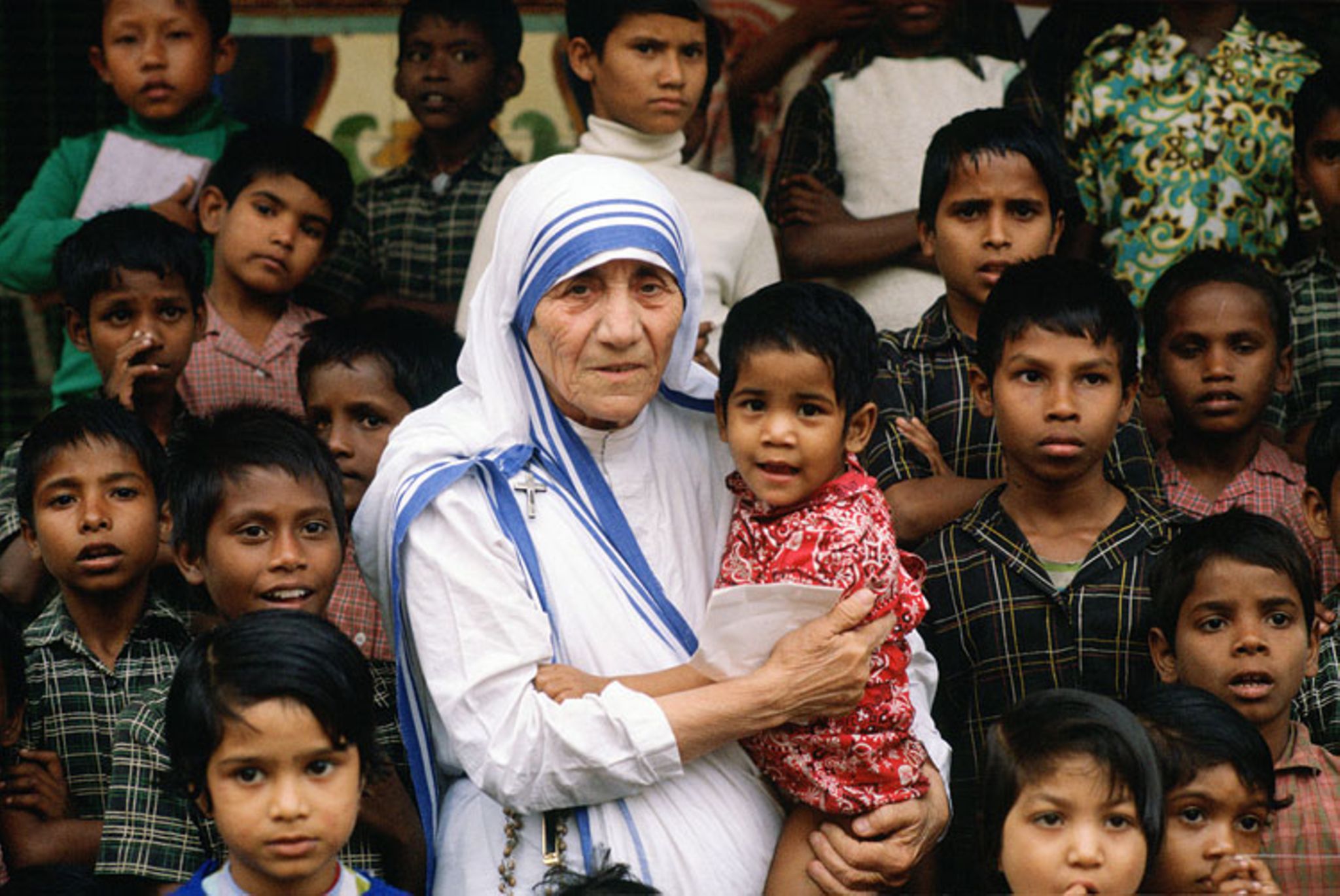 Mutter Teresa hilft Kindern