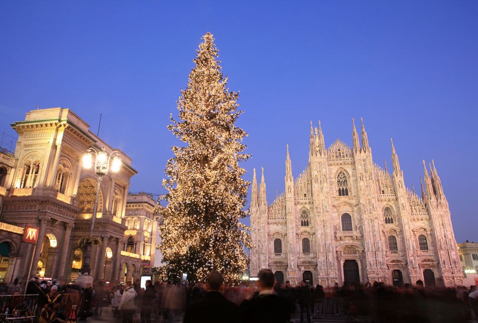 Auf zur Weihnachts-Shoppingtour nach Mailand mit dem festlich geschmückten Piazza Duomo Auf zur Weihnachts-Shoppingtour nach Mailand mit dem festlich geschmückten Piazza Duomo