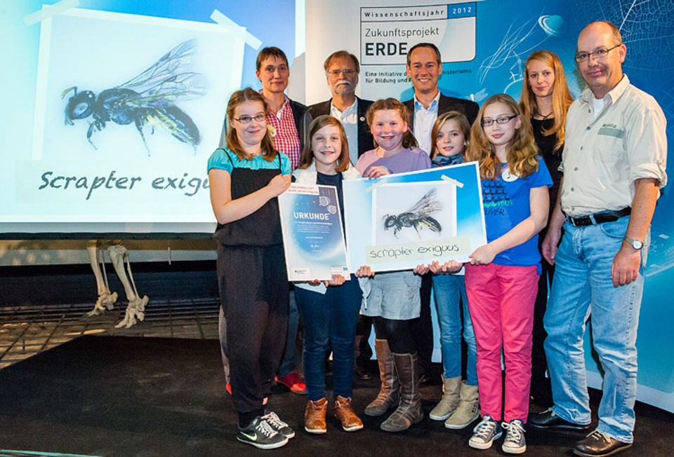 Stolz präsentieren die Schülerinnen des Gymnasiums Nordhorn bei der Preisverleihung in Frankfurt den neuen Namen der Wildbiene: Scrapter exiguus Stolz präsentieren die Schülerinnen des Gymnasiums Nordhorn bei der Preisverleihung in Frankfurt den neuen Namen der Wildbiene: Scrapter exiguus
