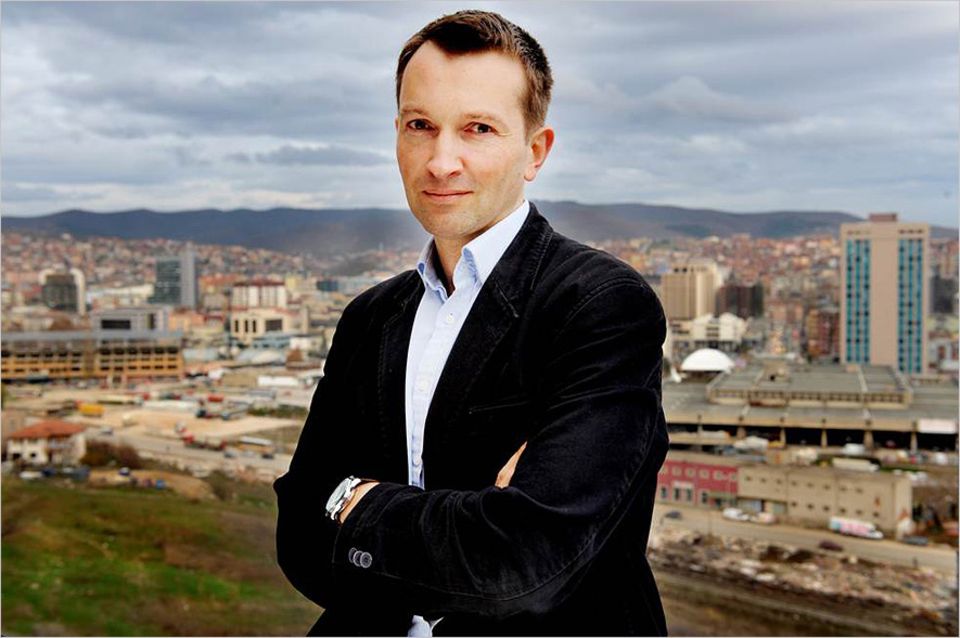 Nicholas Wood kam bei einem Kosovo-Aufenthalt auf die Idee, Reisen zu politischen Ereignissen anzubieten Nicholas Wood kam bei einem Kosovo-Aufenthalt auf die Idee, Reisen zu politischen Ereignissen anzubieten