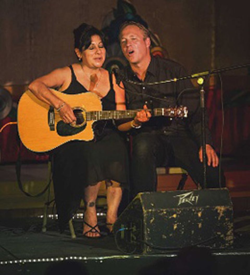 NeuIn Clayton, New Mexico, tritt Tish in einem alten Kinosaal auf. Das Hans-Albers-Lied "Das Herz von St. Pauli" singen Sedlmair und seine Frau am Abend gemeinsam - auf Deutsch