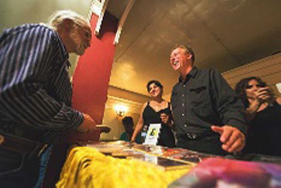 Rund 100 Zuschauer pro Konzert und einige verkaufte CDs - das, so hat zuvor die Kalkulation ergeben, sollte genügen, um die Reise zu finanzieren